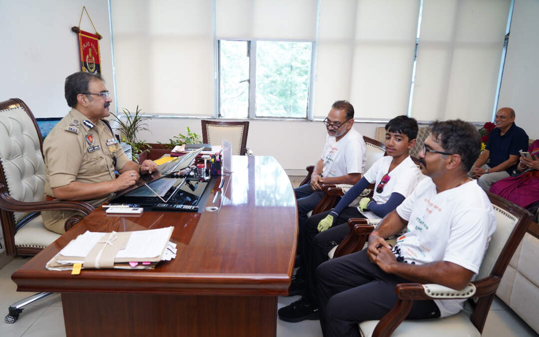 ਕਾਰਗਿਲ ਜੰਗ ਦੇ ਨਾਇਕਾਂ ਨੂੰ ਸ਼ਰਧਾਂਜਲੀ ਦੇਣ ਲਈ ਸਾਇਕਲ ਯਾਤਰਾ ਸ਼ੁਰੂ ਕਰਨ ਵਾਲੇ ਹਰਿਆਣਾ ਦੇ 12 ਸਾਲਾ ਲੜਕੇ ਨੇ ਸਪੈਸ਼ਲ ਡੀਜੀਪੀ ਅਰਪਿਤ ਸ਼ੁਕਲਾ ਨਾਲ ਕੀਤੀ ਮੁਲਾਕਾਤ