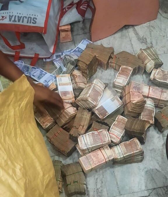 ਪੰਜਾਬ ਪੁਲਿਸ ਦੀ STF ਦੀ ਛਾਪੇਮਾਰੀ ਡਰੱਗ ਇੰਸਪੈਕਟਰ ਸ਼ਿਸ਼ਨ ਮਿੱਤਲ ਨਾਲ ਸਬੰਧਤ ਜਾਇਦਾਦਾਂ; 24 ਬੈਂਕ ਖਾਤਿਆਂ ਨੂੰ ਫ੍ਰੀਜ਼ ਕੀਤਾ ਜਾਂਦਾ ਹੈ ਜਿਸ ਦੀ ਰਕਮ 6.69 ਕਰੋੜ ਤੱਕ ਪਹੁੰਚ ਜਾਂਦੀ ਹੈ