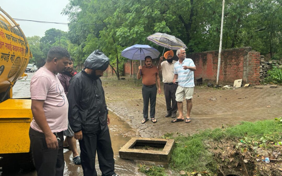 MCC ਟੀਮਾਂ ਅੱਜ ਭਾਰੀ ਬਾਰਿਸ਼ ਦੌਰਾਨ ਸ਼ਹਿਰ ਵਿੱਚ ਪਾਣੀ ਭਰਨ ਅਤੇ ਡਿੱਗੇ ਦਰੱਖਤਾਂ ਨੂੰ ਹਟਾਉਣ ਲਈ ਹਰਕਤ ਵਿੱਚ ਆਈਆਂ