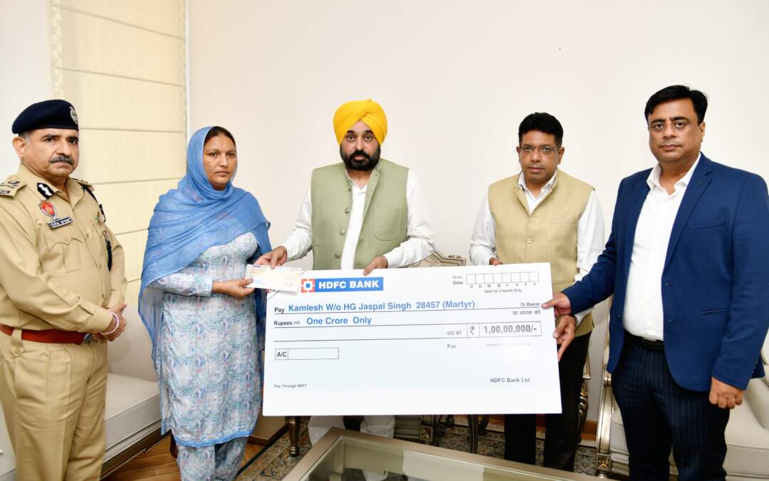 ਮੁੱਖ ਮੰਤਰੀ ਨੇ ਸ਼ਹੀਦ ਹੋਮਗਾਰਡ ਜਵਾਨ ਜਸਪਾਲ ਸਿੰਘ ਦੇ ਪਰਿਵਾਰ ਨੂੰ ਇਕ ਕਰੋੜ ਰੁਪਏ ਦੇ ਬੀਮੇ ਦਾ ਚੈੱਕ ਸੌਂਪਿਆ