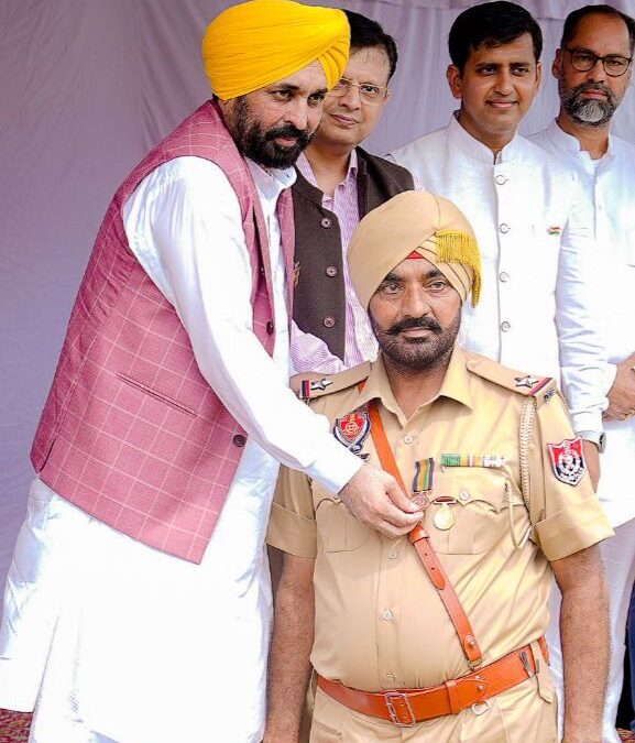 ਮੁੱਖ ਮੰਤਰੀ ਵੱਲੋਂ 15 ਉੱਘੀਆਂ ਸ਼ਖਸੀਅਤਾਂ ਸਟੇਟ ਐਵਾਰਡ ਨਾਲ ਸਨਮਾਨਿਤ