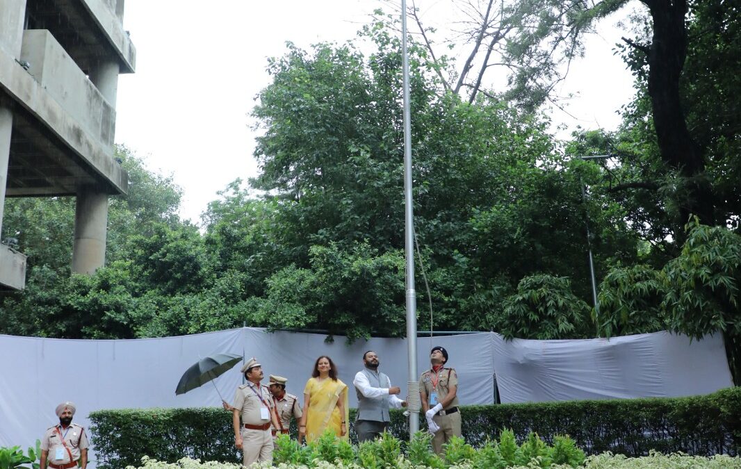 ਮੇਅਰ ਨੇ ਐਮਸੀ ਬਿਲਡਿੰਗ ਵਿਖੇ ਕੌਮੀ ਝੰਡਾ ਲਹਿਰਾਇਆ