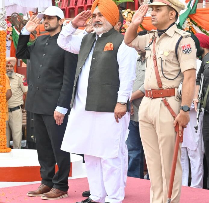 ਕੈਬਨਿਟ ਮੰਤਰੀ ਚੇਤਨ ਸਿੰਘ ਜੌੜਾਮਾਜਰਾ ਨੇ 78ਵੇਂ ਆਜ਼ਾਦੀ ਦਿਹਾੜੇ ਮੌਕੇ ਮਾਨਸਾ ਵਿਖੇ ਲਹਿਰਾਇਆ ਕੌਮੀ ਝੰਡਾ