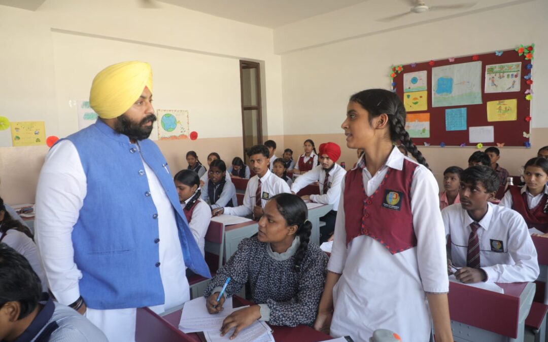 ਹਰਜੋਤ ਸਿੰਘ ਬੈਂਸ ਵੱਲੋਂ ਮੁਹਾਲੀ ਦੇ ਸਕੂਲ ਆਫ ਐਮੀਨੈਂਸ ਦੇ ਵਿਦਿਆਰਥੀਆਂ ਨਾਲ ਮੁਲਾਕਾਤ