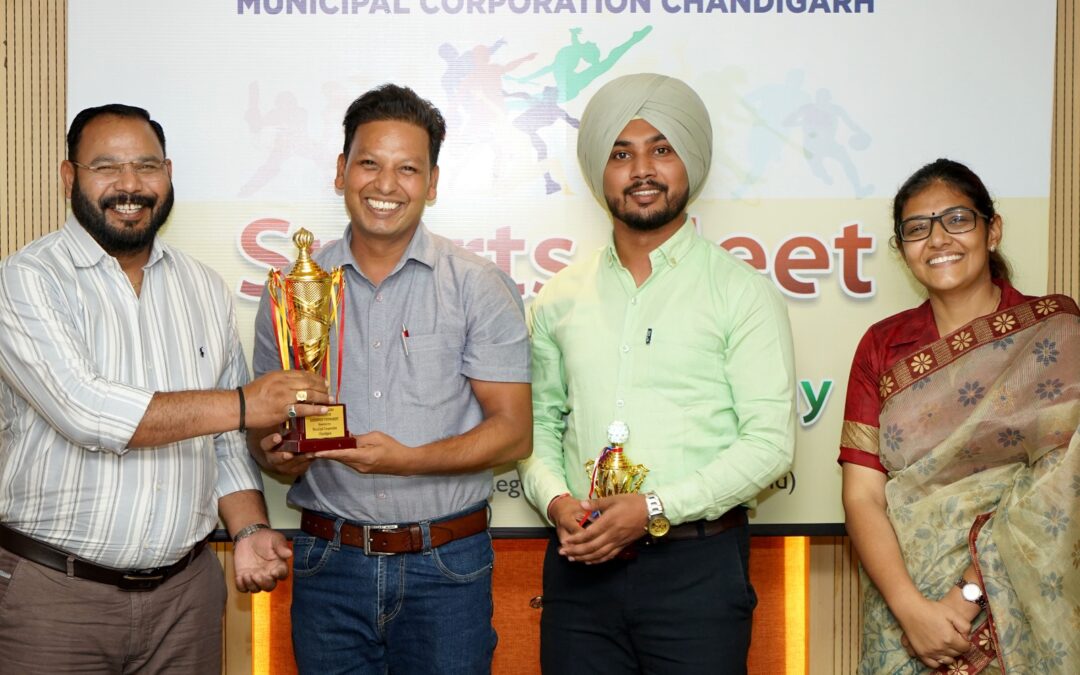 ਮੇਅਰ ਐਮਸੀਸੀ ਸਪੋਰਟਸ ਮੀਟ ਦੇ ਜੇਤੂਆਂ ਨੂੰ ਇਨਾਮ ਵੰਡਦਾ ਹੋਇਆ