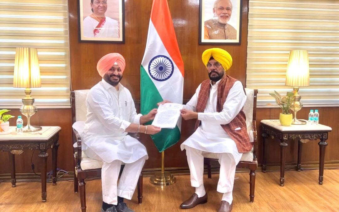 ਕੁਲਦੀਪ ਸਿੰਘ ਧਾਲੀਵਾਲ ਨੇ ਕੇਂਦਰੀ ਰੇਲ ਰਾਜ ਮੰਤਰੀ ਰਵਨੀਤ ਸਿੰਘ ਬਿੱਟੂ ਨੂੰ ਮੰਗ ਪੱਤਰ ਦੇ ਕੇ ਅਜਨਾਲਾ-ਬੱਲੜ੍ਹਵਾਲ ਬਾਰਡਰ ਬੈਲਟ ਨੂੰ ਸ੍ਰੀ ਅੰਮ੍ਰਿਤਸਰ ਸਾਹਿਬ ਰੇਲ ਮਾਰਗ ਰਾਹੀਂ ਪੂਰੇ ਭਾਰਤ ਨਾਲ ਜੋੜਨ ਲਈ ਨਿੱਜੀ ਦਖਲ ਦੀ ਮੰਗ ਕੀਤੀ