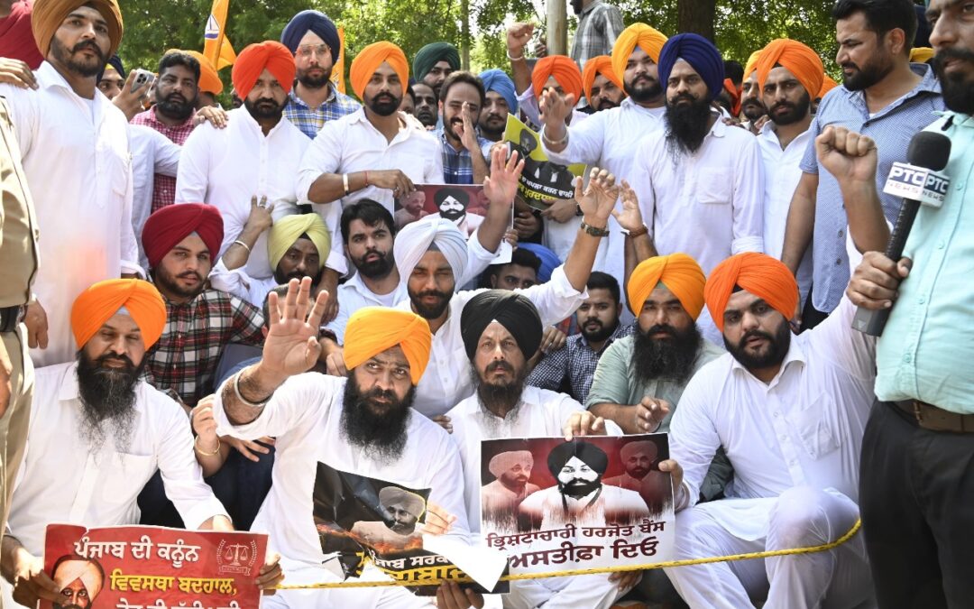 ਯੂਥ ਅਕਾਲੀ ਦਲ ਵੱਲੋਂ ਸਿੱਖਿਆ ਮੰਤਰੀ ਹਰਜੋਤ ਬੈਂਸ ਨੂੰ ਬਰਖ਼ਾਸਤ ਕਰਨ ਦੀ ਮੰਗ ਨੂੰ ਲੈ ਕੇ ਮੁੱਖ ਮੰਤਰੀ ਦੀ ਰਿਹਾਇਸ਼ ਵੱਲ ਵਿਸ਼ਾਲ ਮਾਰਚ ਤੇ ਧਰਨਾ