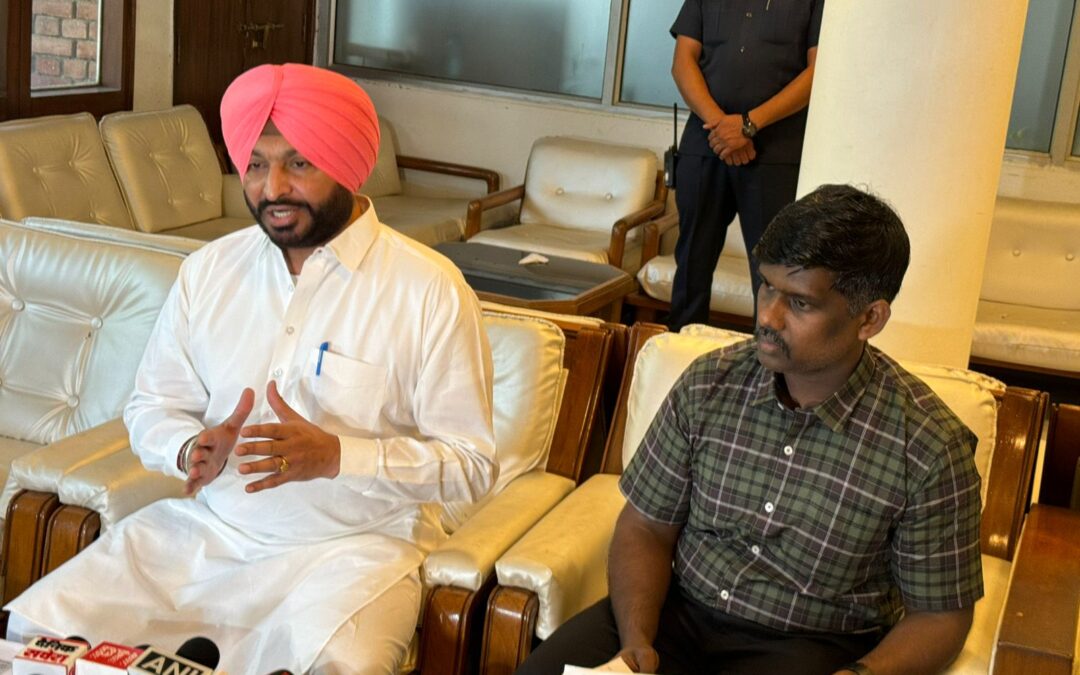 ਰੇਲਵੇ ਰਾਜ ਮੰਤਰੀ ਸ਼੍ਰੀ ਰਵਨੀਤ ਸਿੰਘ ਬਿੱਟੂ ਨੇ ਪੰਜਾਬ ਵਿੱਚ ਅਨਾਜ ਦੀ ਖਰੀਦ ਅਤੇ ਗਤੀਵਿਧੀ ਦੀ ਸਮੀਖਿਆ ਕਰਨ ਲਈ ਚੰਡੀਗੜ੍ਹ ਵਿੱਚ ਐਫਸੀਆਈ ਅਧਿਕਾਰੀਆਂ ਨਾਲ ਮੀਟਿੰਗ ਕੀਤੀ।