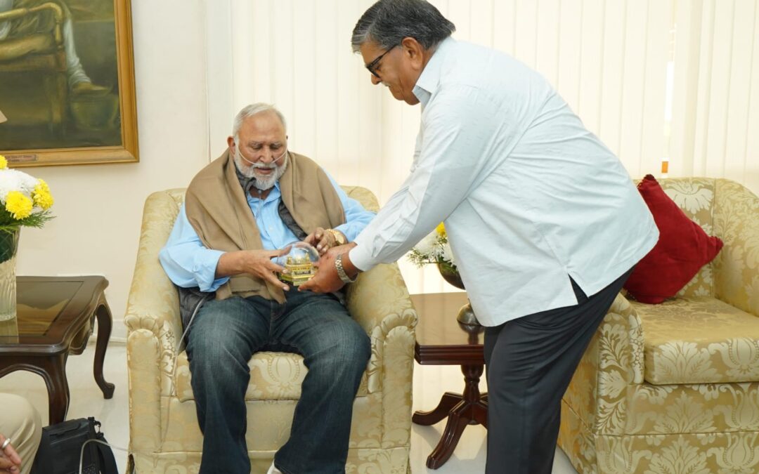 ਸਮਾਜਿਕ ਕਾਰਕੁਨ ਅਤੇ ਪ੍ਰਸਿੱਧ ਕਾਰੋਬਾਰੀ ਵਿਜੈ ਪਾਸੀ ਨੇ ਗਰੀਬ ਹੋਣਹਾਰ ਵਿਿਦਆਰਥੀਆਂ ਦੀ ਭਲਾਈ ਲਈ ਪੰਜਾਬ ਦੇ ਰਾਜਪਾਲ ਨੂੰ 1.11 ਕਰੋੜ ਰੁਪਏ ਦਾ ਚੈੱਕ ਸੌਂਪਿਆ