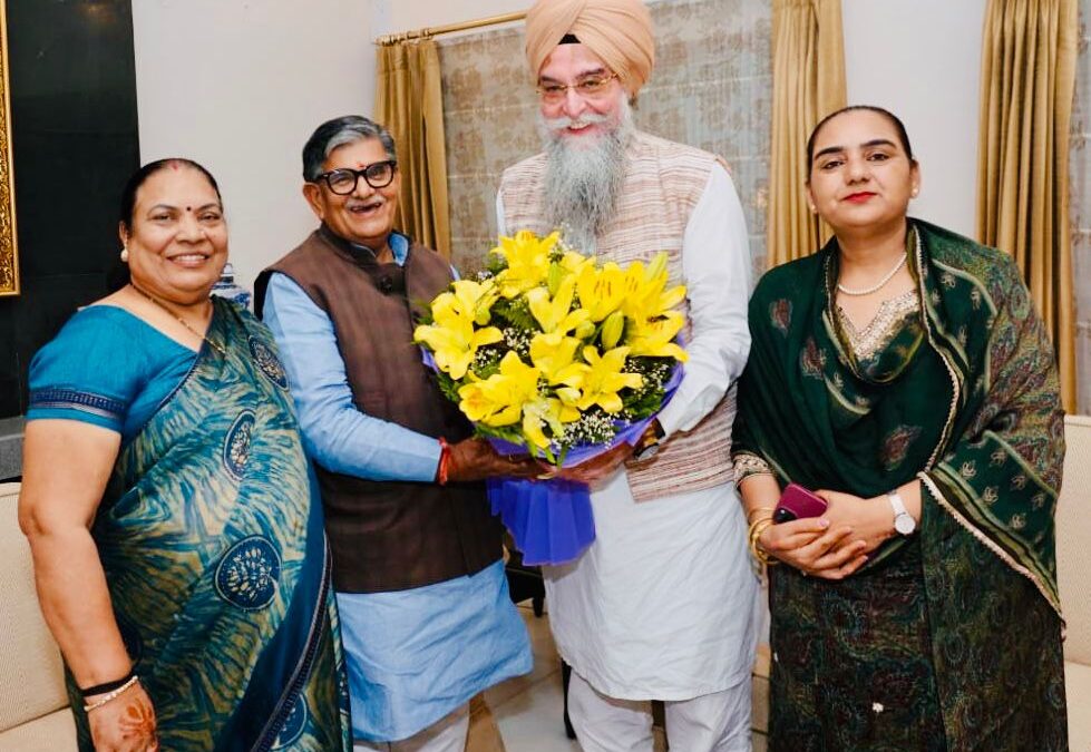 ਦੀਵਾਲੀ ਦੀ ਪੂਰਵ ਸੰਧਿਆ ਮੌਕੇ ਸਪੀਕਰ ਸੰਧਵਾਂ ਨੇ ਪਤਨੀ ਸਮੇਤ ਰਾਜਪਾਲ ਗੁਲਾਬ ਚੰਦ ਕਟਾਰੀਆ ਨਾਲ ਕੀਤੀ ਮੁਲਾਕਾਤ
