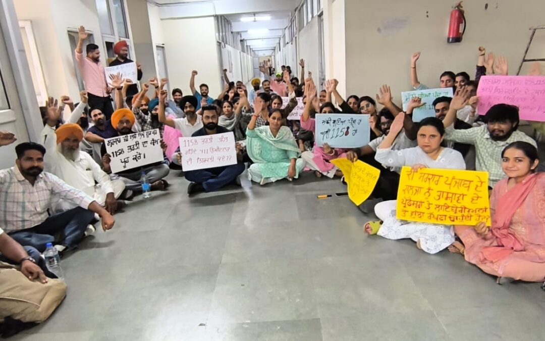 ਸਿੱਖਿਆ ਵਿਭਾਗ ਦੀ ਇਮਾਰਤ ਦੀ ਸੱਤਵੀਂ ਮੰਜ਼ਿਲ ’ਤੇ ਚੜ੍ਹੇ ਪ੍ਰੋਫ਼ੈਸਰ