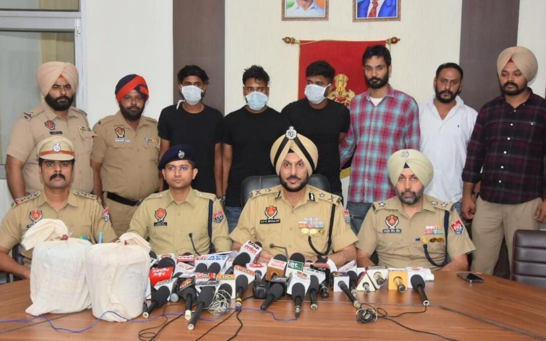 ਪੰਜਾਬ ਪੁਲਿਸ ਨੇ ਅੰਮ੍ਰਿਤਸਰ ਵਿੱਚ ਸਰਹੱਦ ਪਾਰ ਨਾਰਕੋਟਿਕ ਨੈੱਟਵਰਕ ਦਾ ਕੀਤਾ ਪਰਦਾਫਾਸ਼; 5 ਕਿਲੋ ਹੈਰੋਇਨ, 3.95 ਲੱਖ ਰੁਪਏ ਨਸ਼ੀਲੇ ਪਦਾਰਥਾਂ ਸਮੇਤ ਤਿੰਨ ਕਾਬੂ