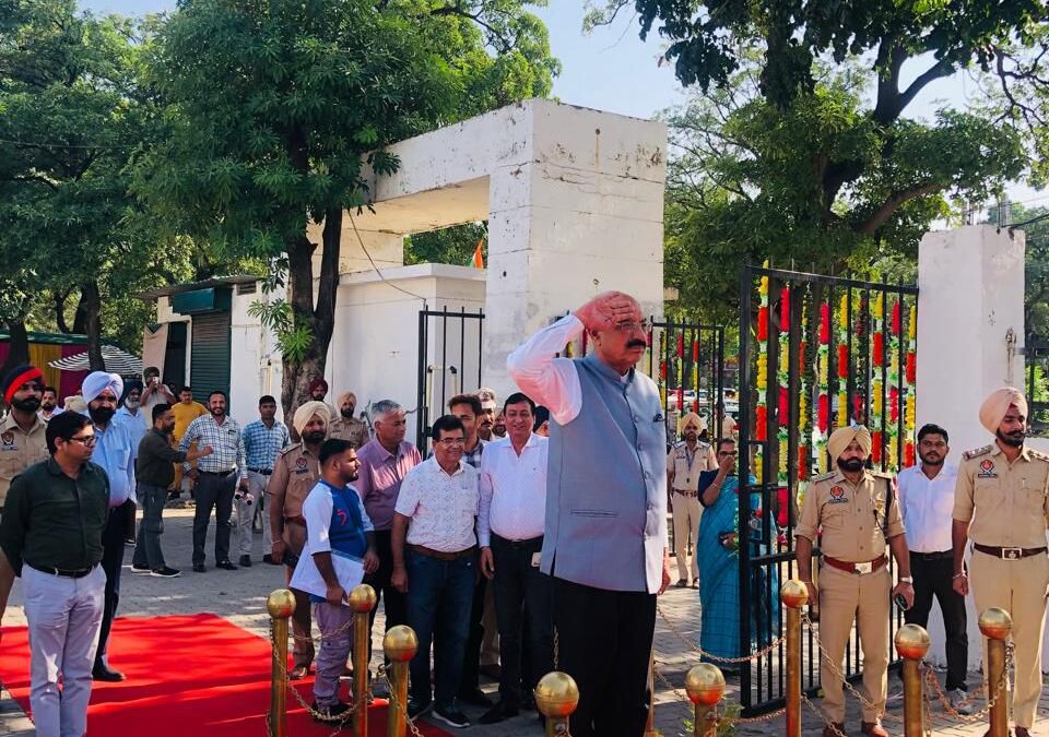 ਭਗਵੰਤ ਮਾਨ ਸਰਕਾਰ ਸਾਬਕਾ ਸੈਨਿਕਾਂ ਦੀ ਸੁਵਿਧਾ ਲਈ ਰਾਜ ਭਰ ਦੇ ਜ਼ਿਲ੍ਹਾ ਰੱਖਿਆ ਸੇਵਾਵਾਂ ਭਲਾਈ ਦਫ਼ਤਰਾਂ ਨੂੰ ਹੋਰ ਮਜ਼ਬੂਤ ​​ਕਰੇਗੀ: ਮਹਿੰਦਰ ਭਗਤ