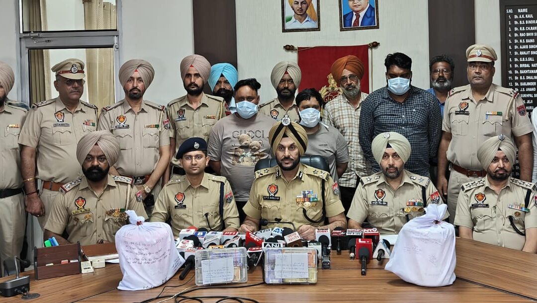 ਪੰਜਾਬ ਪੁਲਿਸ ਨੇ ਅੰਮ੍ਰਿਤਸਰ ਵਿੱਚ ਇੱਕ ਹੋਰ ਟਰਾਂਸ-ਬਾਰਡਰ ਨਾਰਕੋਟਿਕ ਨੈੱਟਵਰਕ ਦਾ ਕੀਤਾ ਪਰਦਾਫਾਸ਼; ਜੇਲ੍ਹ ਵਾਰਡਨ, ਦੋ ਭਰਾ 4.5 ਕਿਲੋ ਹੈਰੋਇਨ, 4.32 ਲੱਖ ਰੁਪਏ ਨਸ਼ੀਲੇ ਪਦਾਰਥਾਂ ਸਮੇਤ ਕਾਬੂ
