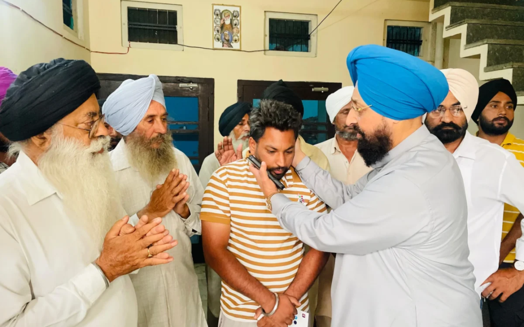 ਬਾਜਵਾ ਨੇ ਦੁਖੀ ਕਿਸਾਨ ਦੇ ਪਰਿਵਾਰ ਨਾਲ ਮੁਲਾਕਾਤ ਕੀਤੀ, ਕੇਜਰੀਵਾਲ, ਮਾਨ ਤੋਂ ਜਵਾਬਦੇਹੀ ਦੀ ਮੰਗ