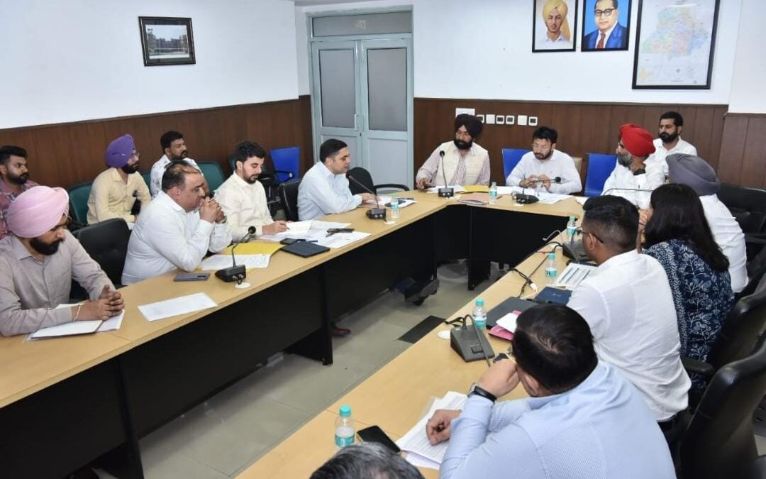 ਡਾ. ਰਵਜੋਤ ਸਿੰਘ ਨੇ ਵਿਕਾਸ ਕਾਰਜਾਂ ਨੂੰ ਤੇਜ਼ੀ ਨਾਲ ਮੁਕੰਮਲ ਕਰਨ ਲਈ ਅਧਿਕਾਰੀਆਂ ਨੂੰ ਦਿੱਤੇ ਨਿਰਦੇਸ਼
