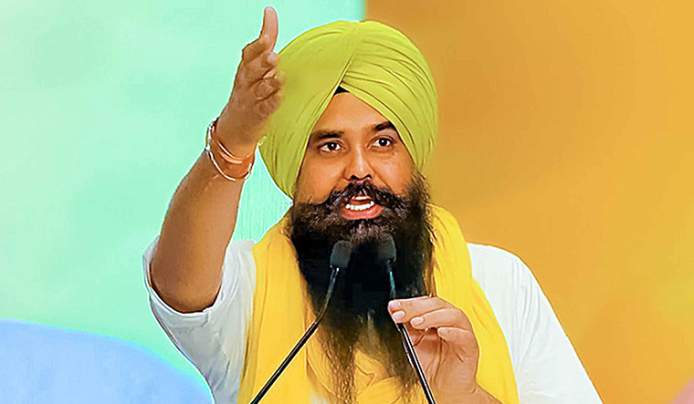 ‘ਆਪ’ ਸੰਸਦ ਮੈਂਬਰ ਮਲਵਿੰਦਰ ਕੰਗ ਨੇ ਪੰਜਾਬ ਦੇ ਬੇਅਦਬੀ ਨਾਲ ਸਬੰਧਤ ਬਿੱਲ ‘ਤੇ ਰਾਸ਼ਟਰਪਤੀ ਦੀ ਮਨਜ਼ੂਰੀ ਲਈ ਲੋਕ ਸਭਾ ‘ਚ ਮੁਲਤਵੀ ਮਤਾ ਕੀਤਾ ਪੇਸ਼