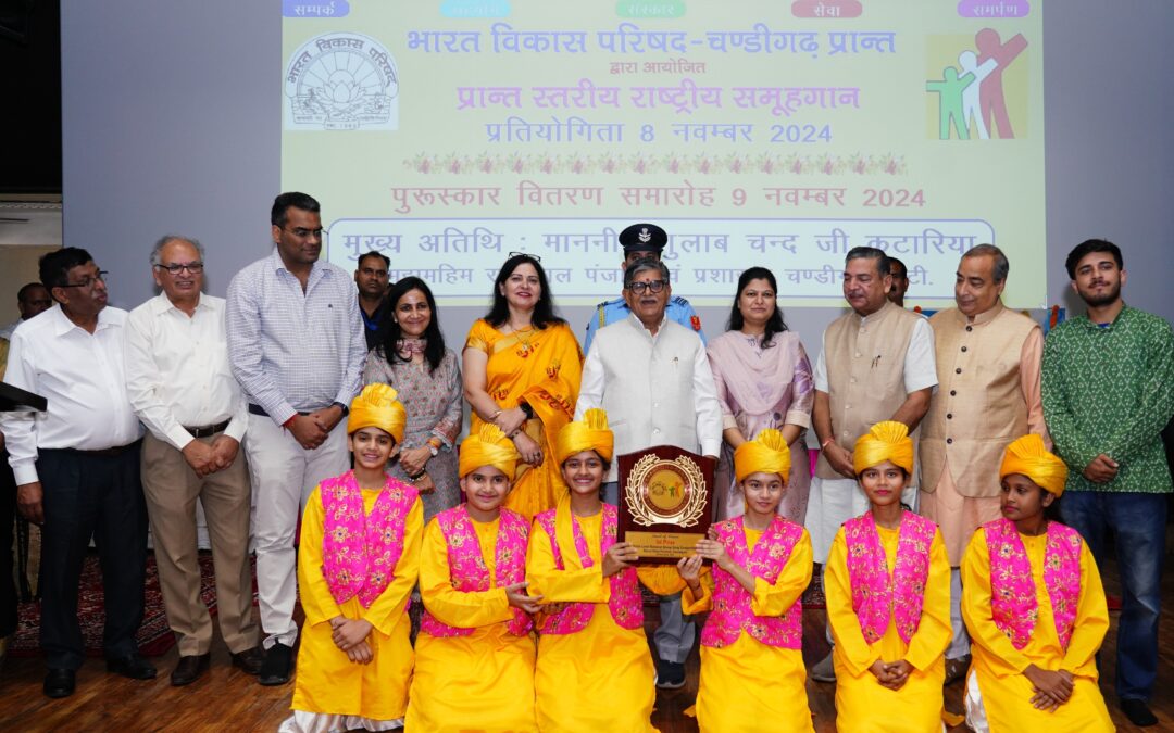 ਚੰਡੀਗੜ੍ਹ ਦੇ ਪ੍ਰਸ਼ਾਸਕ ਸ਼੍ਰੀ ਗੁਲਾਬ ਚੰਦ ਕਟਾਰੀਆ ਨੇ “ਰਾਸ਼ਟਰੀ ਸਮੂਹ ਗਾਇਨ ਮੁਕਾਬਲੇ” ਦੀਆਂ ਜੇਤੂ ਟੀਮਾਂ ਨੂੰ ਇਨਾਮ ਵੰਡੇ।