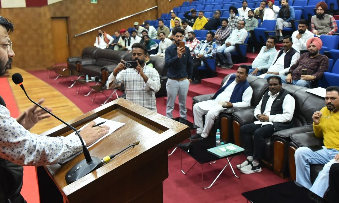 ਡਾ.  ਰਵਜੋਤ ਸਿੰਘ ਨੇ ਸਫਾਈ ਸੇਵਕਾਂ ਅਤੇ ਸੀਵਰਮੈਨ ਯੂਨੀਅਨ ਨਾਲ ਕੀਤੀ ਮੀਟਿੰਗ