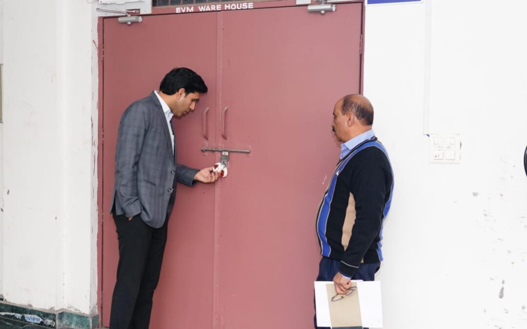 ਜ਼ਿਲ੍ਹਾ ਚੋਣ ਅਫ਼ਸਰ ਚੰਡੀਗੜ੍ਹ ਵਿੱਚ ਸੀਲ ਕੀਤੇ ਈਵੀਐਮ ਵੇਅਰਹਾਊਸ ਦਾ ਨਿਰੀਖਣ ਕਰਦੇ ਹੋਏ।