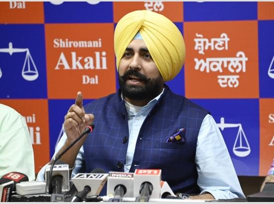 ਕੇਜਰੀਵਾਲ ਵੱਲੋਂ ਪੰਜਾਬ ’ਚ ਨਸ਼ਾ ਤਸਕਰੀ ’ਚ ਵਾਧਾ ਹੋਣ ਦੀ ਗੱਲ ਕਬੂਲਣਾ ਭਗਵੰਤ ਮਾਨ ਸਰਕਾਰ ਨੂੰ ਦੋਸ਼ੀ ਠਹਿਰਾਉਣ ਬਰਾਬਰ: ਅਕਾਲੀ ਦਲ