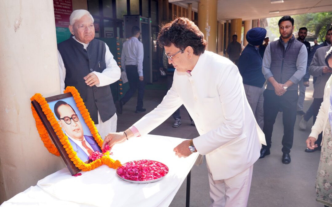 ਯੂ.ਟੀ. ਵਿਖੇ ਸੰਵਿਧਾਨ ਦਿਵਸ ਦੀ ਯਾਦਗਾਰ ਮਨਾਈ ਗਈ। ਸਕੱਤਰੇਤ ਅਤੇ ਡੀਸੀ ਦਫ਼ਤਰ, ਚੰਡੀਗੜ੍ਹ ਲੋਕਤੰਤਰੀ ਕਦਰਾਂ-ਕੀਮਤਾਂ ਪ੍ਰਤੀ ਵਚਨਬੱਧਤਾ ਨੂੰ ਉਜਾਗਰ ਕਰਦਾ ਹੈ