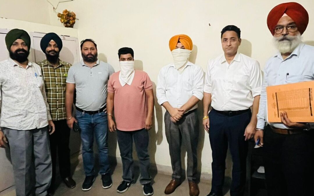 ਵਿਜੀਲੈਂਸ ਬਿਊਰੋ ਵੱਲੋਂ ਡੀਸੀ ਤਰਨਤਾਰਨ ਦਾ ਨਿੱਜੀ ਸਹਾਇਕ ਤੇ ਉਸਦੇ ਸਾਥੀ 20,000 ਰੁਪਏ ਰਿਸ਼ਵਤ ਲੈਂਦੇ ਰੰਗੇ ਹੱਥੀਂ ਕਾਬੂ