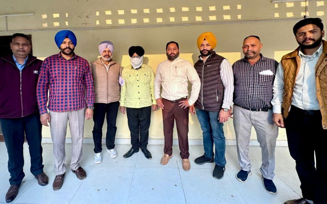 24,000 ਰੁਪਏ ਰਿਸ਼ਵਤ ਲੈਂਦਾ ਪੰਚਾਇਤ ਅਧਿਕਾਰੀ ਵਿਜੀਲੈਂਸ ਬਿਊਰੋ ਵੱਲੋਂ ਰੰਗੇ ਹੱਥੀਂ ਕਾਬੂ