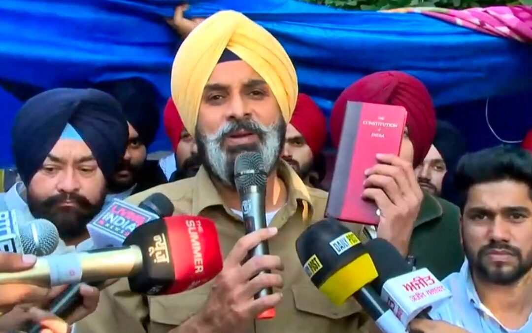 ਬਿਕਰਮ ਸਿੰਘ ਮਜੀਠੀਆ ਨੇ ਸੰਘਰਸ਼ ਕਰ ਰਹੇ ਪੀ ਯੂ ਵਿਦਿਆਰਥੀਆਂ ਨਾਲ ਇਕਜੁੱਟਤਾ ਪ੍ਰਗਟਾਈ, ਯੂਨੀਵਰਸਿਟੀ ਦੀ ਸੈਨੇਟ ਦੀਆਂ ਚੋਣਾਂ ਤੁਰੰਤ ਕਰਵਾਉਣ ਦੀ ਕੀਤੀ ਮੰਗ