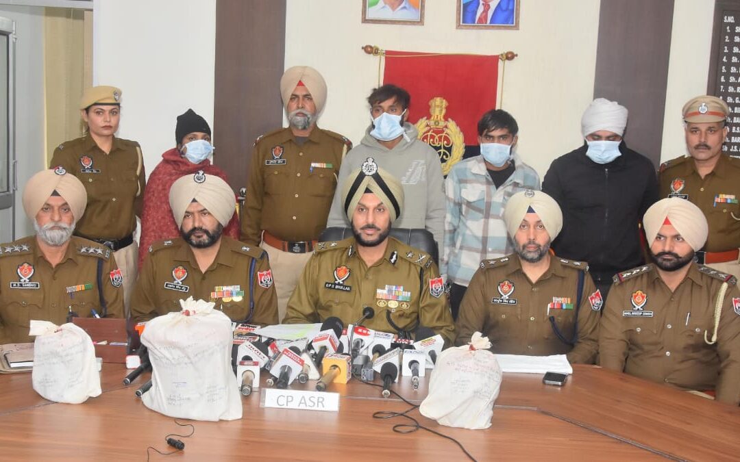 ਪੰਜਾਬ ਪੁਲਿਸ ਨੇ ਸਰਹੱਦ ਪਾਰ ਤੋਂ ਡਰੱਗ ਕਾਰਟੇਲ ਦਾ ਕੀਤਾ ਪਰਦਾਫਾਸ਼; 5 ਕਿਲੋ ਹੈਰੋਇਨ ਸਮੇਤ ਚਾਰ ਵਿਅਕਤੀਆਂ ਵਿੱਚੋਂ ਇੱਕ ਔਰਤ ਕਾਬੂ