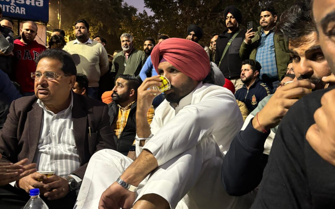 ਪੰਜਾਬ ਪ੍ਰਦੇਸ਼ ਕਾਂਗਰਸ ਕਮੇਟੀ ਦੇ ਮੁਖੀ ਨੇ ਅੰਮ੍ਰਿਤਸਰ ਵਿੱਚ ਰਾਤ ਭਰ ਵਿਰੋਧ ਪ੍ਰਦਰਸ਼ਨ ਕਰਨ ਦੀ ਚੇਤਾਵਨੀ ਦਿੱਤੀ ਹੈ ਕਿ ਜਦੋਂ ਤੱਕ ਮੇਅਰ ਚੋਣਾਂ ਦੁਬਾਰਾ ਨਹੀਂ ਹੁੰਦੀਆਂ
