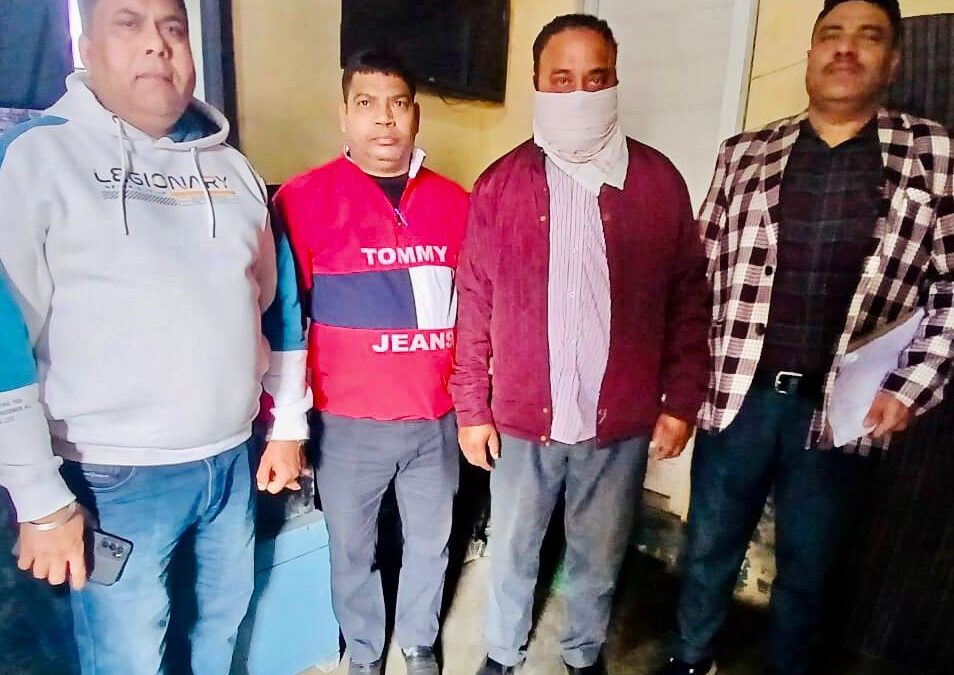 10,000 ਰੁਪਏ ਰਿਸ਼ਵਤ ਲੈਂਦਾ ਸੇਵਾਮੁਕਤ ਹੌਲਦਾਰ ਵਿਜੀਲੈਂਸ ਬਿਊਰੋ ਵੱਲੋਂ ਰੰਗੇ ਹੱਥੀਂ ਕਾਬੂ