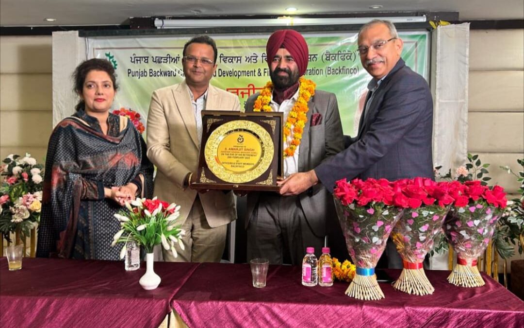 ਬੈਕਫਿੰਕੋ ਦੇ ਚੇਅਰਮੈਨ ਸੰਦੀਪ ਸੈਣੀ ਵੱਲੋਂ ਏ.ਜੀ.ਐਮ. ਅਮਰਜੀਤ ਸਿੰਘ ਨੂੰ ਉਨ੍ਹਾਂ ਦੀ ਸੇਵਾਮੁਕਤੀ ਮੌਕੇ ਨਿੱਘੀ ਵਧਾਈ