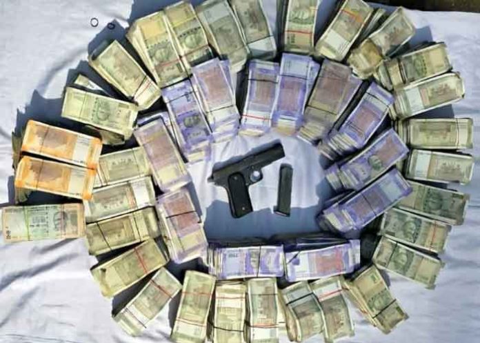 ਪੰਜਾਬ ਪੁਲਿਸ ਵੱਲੋਂ ਗੈਂਗਸਟਰ ਗੁਰਦੇਵ ਜੱਸਲ ਦੇ ਸਮਰਥਨ ਵਾਲੇ ਫਿਰੌਤੀ ਰੈਕੇਟ ਦਾ ਪਰਦਾਫਾਸ਼; ਏਐਸਆਈ ਸਮੇਤ ਦੋ ਗ੍ਰਿਫ਼ਤਾਰ