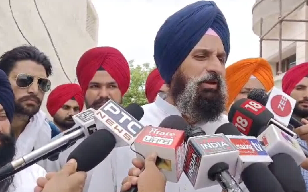 ਅਮਰੀਕਾ ਅਤੇ ਭਾਜਪਾ ਦੇ ਸਿੱਖ ਆਗੂ ਸਿੱਖਾਂ ਨੂੰ ਡਿਪੋਰਟ ਕਰਨ ਵੇਲੇ ਉਹਨਾਂ ਦੀਆਂ ਪੱਗਾਂ ਲਾਹੁਣ ਦਾ ਮਸਲਾ ਕਿਉਂ ਨਹੀਂ ਚੁੱਕਦੇ: ਅਕਾਲੀ ਦਲ