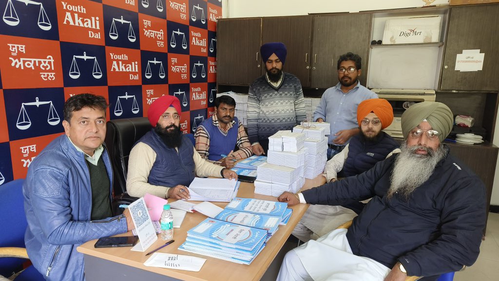 ਅਕਾਲੀ ਦਲ ਨੇ ਆਪਣੀਆਂ ਜਥੇਬੰਦਕ ਚੋਣਾਂ ਦੇ ਹਿੱਸੇ ਵਜੋਂ ਤਾਜ਼ਾ ਮੈਂਬਰਸ਼ਿਪ ਫਾਰਮ ਵੰਡੇ