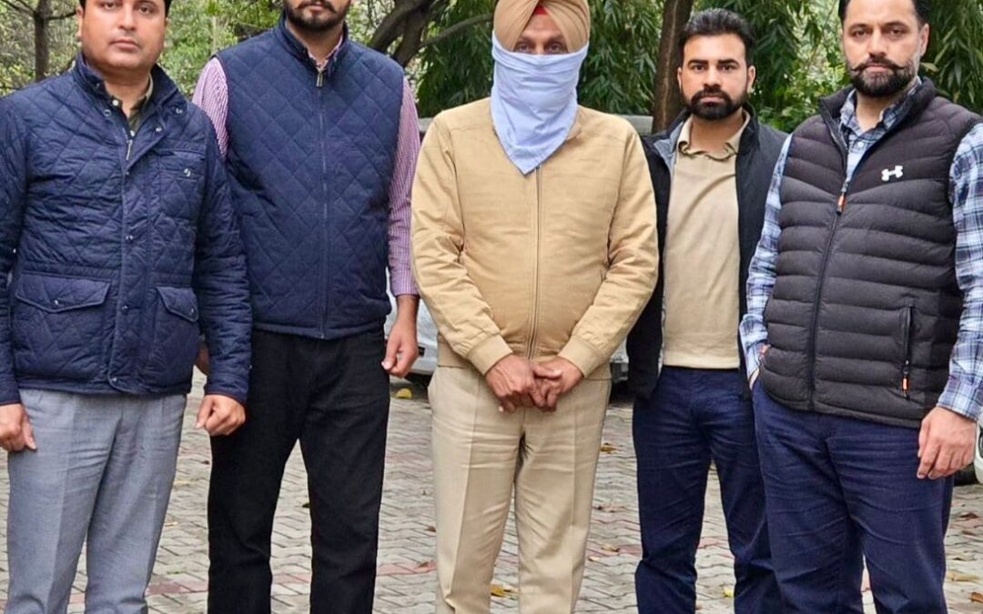 ਏਐਸਆਈ 15,000 ਰੁਪਏ ਰਿਸ਼ਵਤ ਲੈਂਦਾ ਹੋਇਆ। ਵਿਜੀਲੈਂਸ ਬਿਊਰੋ ਵੱਲੋਂ ਗ੍ਰਿਫ਼ਤਾਰ