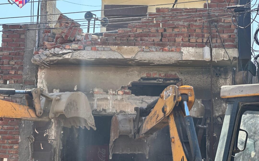 ਕਮਿਸ਼ਨਰੇਟ ਪੁਲਿਸ ਅਤੇ ਨਗਰ ਨਿਗਮ ਨੇ ਜਲੰਧਰ ਵਿੱਚ ਬਦਨਾਮ ਡਰੱਗ ਤਸਕਰ ਦੀ ਗੈਰ-ਕਾਨੂੰਨੀ ਉਸਾਰੀ ਨੂੰ ਢਾਹਿਆ