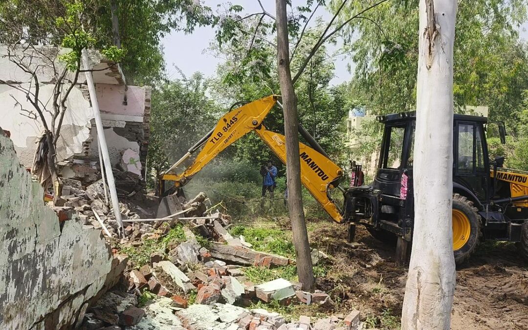 ‘ਯੁੱਧ ਨਸ਼ਿਆਂ ਵਿਰੁੱਧ’- ਨਸ਼ਾ ਸਮੱਗਲਰ ਦੇ ਪਿੰਡ ਨੈਣੋਵਾਲ ਵੈਦ ਦੀ ਪੰਚਾਇਤੀ ਜ਼ਮੀਨ ‘ਤੇ ਬਣੇ ਨਜਾਇਜ਼ ਮਕਾਨ ਨੂੰ ਢਾਹਿਆ