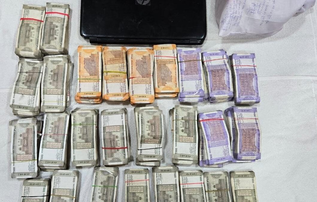 ਪੰਜਾਬ ਪੁਲਿਸ ਵੱਲੋਂ ਨਸ਼ਿਆਂ ਦੀ ਤਸਕਰੀ ਨਾਲ ਸਬੰਧਤ ਵਿੱਤੀ ਲੈਣ-ਦੇਣ ਵਿੱਚ ਸਹਾਇਤਾ ਕਰਨ ਵਾਲੇ ਦੋ ਹਵਾਲਾ ਆਪਰੇਟਰ ਗ੍ਰਿਫਤਾਰ; 17.60 ਲੱਖ ਰੁਪਏ, 4000 ਡਾਲਰ ਬਰਾਮਦ