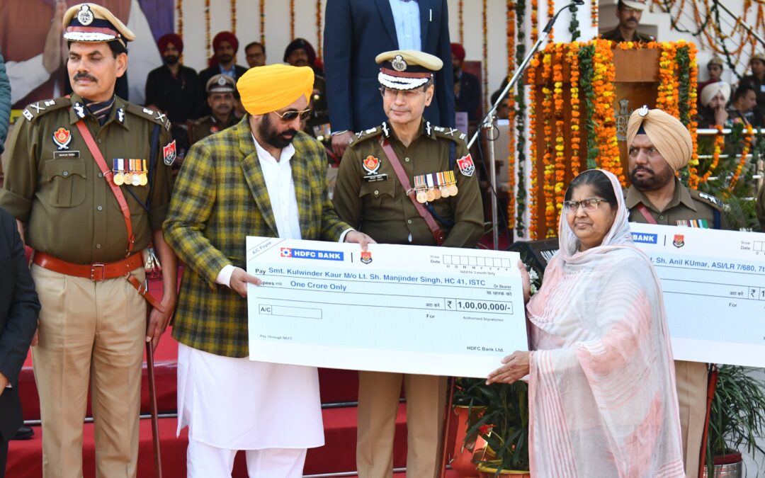 ਮੁੱਖ ਮੰਤਰੀ ਨੇ ਪੰਜ ਪੁਲਿਸ ਮੁਲਾਜ਼ਮਾਂ ਦੇ ਪਰਿਵਾਰਾਂ ਨੂੰ ਇੱਕ-ਇੱਕ ਕਰੋੜ ਰੁਪਏ ਦੀ ਵਿੱਤੀ ਸਹਾਇਤਾ ਦੇ ਚੈੱਕ ਸੌਂਪੇ