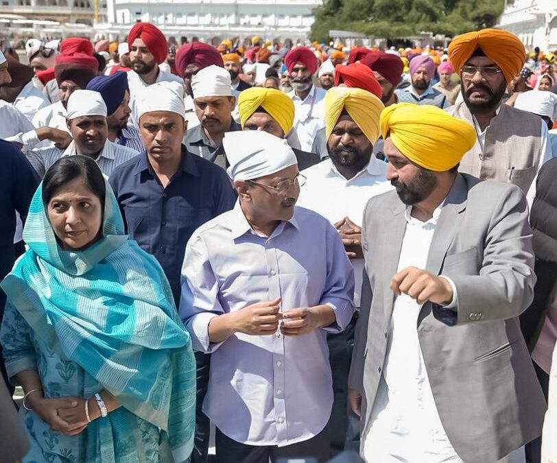 ’ਆਪ’ ਕਨਵੀਨਰ ਅਰਵਿੰਦ ਕੇਜਰੀਵਾਲ ਅਤੇ ਮੁੱਖ ਮੰਤਰੀ ਭਗਵੰਤ ਮਾਨ ਨੇ ਸ੍ਰੀ ਹਰਿਮੰਦਰ ਸਾਹਿਬ, ਭਗਵਾਨ ਵਾਲਮੀਕਿ ਤੀਰਥ ਸਥਲ ਅਤੇ ਸ੍ਰੀ ਦੁਰਗਿਆਣਾ ਮੰਦਰ ਵਿਖੇ ਮੱਥਾ ਟੇਕਿਆ