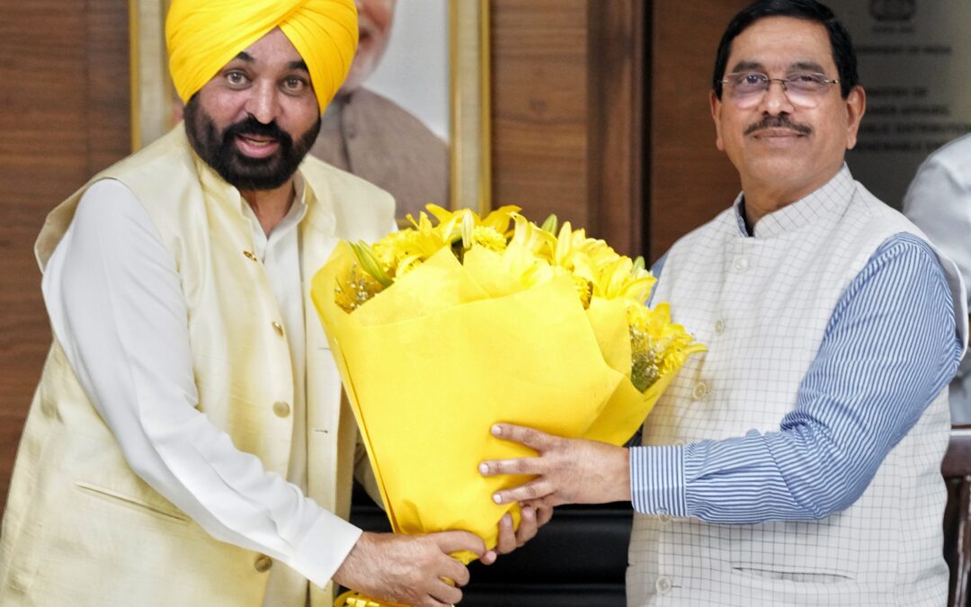 ਮੁੱਖ ਮੰਤਰੀ ਨੇ ਸੂਬੇ ਤੋਂ ਅਨਾਜ ਦੀ ਚੁਕਾਈ ਤੇਜ਼ ਕਰਨ ਲਈ ਕੇਂਦਰੀ ਮੰਤਰੀ ਪ੍ਰਹਿਲਾਦ ਜੋਸ਼ੀ ਦੇ ਦਖ਼ਲ ਦੀ ਕੀਤੀ ਮੰਗ
