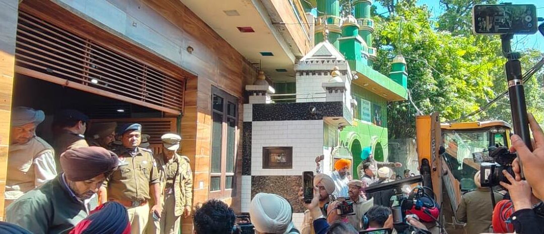 ਮੰਡੀ ਗੋਬਿੰਦਗੜ੍ਹ ਵਿਖੇ ਸਰਕਾਰੀ ਜ਼ਮੀਨ ‘ਤੇ ਨਾਜਾਇਜ਼ ਕਬਜਾ ਕਰਕੇ ਬਣਾਏ ਨਸ਼ਾ ਤਸਕਰ ਦੇ ਘਰ ‘ਤੇ ਚੱਲਿਆ ਪੀਲਾ ਪੰਜਾ