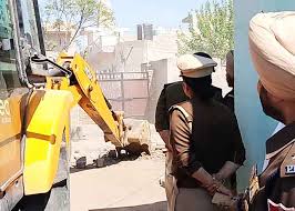 ਯੁੱਧ ਨਸ਼ਿਆਂ ਦੇ ਵਿਰੁਧ: ਫਾਜ਼ਿਲਕਾ ਅਤੇ ਐਸਏਐਸ ਨਗਰ ਵਿੱਚ ਨਸ਼ਾ ਤਸਕਰਾਂ ਦੇ ਦੋ ਗੈਰ-ਕਾਨੂੰਨੀ ਘਰਾਂ ਨੂੰ ਕੀਤਾ ਢਹਿ-ਢੇਰੀ