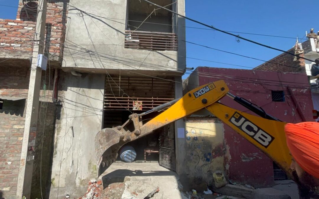 ਯੁੱਧ ਨਸ਼ਿਆਂ ਵਿਰੁੱਧ ਅਧੀਨ ਵੱਡੀ ਕਾਰਵਾਈ: ਖੰਨਾ ਅਤੇ ਅੰਮ੍ਰਿਤਸਰ ‘ਚ ਨਸ਼ਾ ਤਸਕਰਾਂ ਦੀਆਂ ਜਾਇਦਾਦਾਂ ‘ਤੇ ਬੁਲਡੋਜ਼ਰ ਚਲਾਇਆ