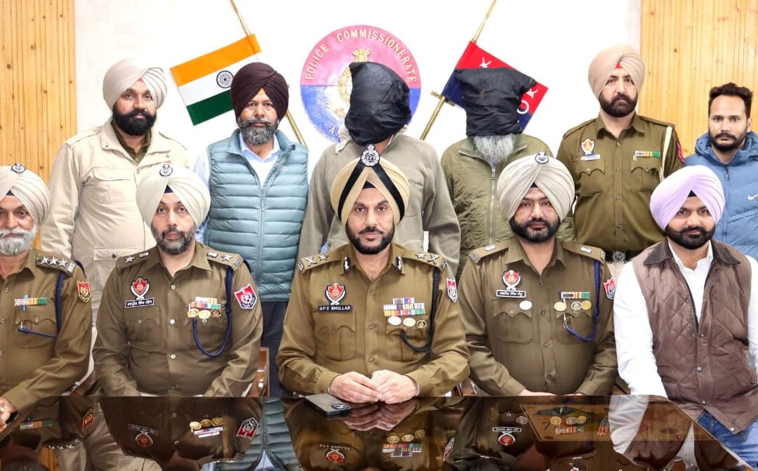 ਪੰਜਾਬ ਪੁਲਿਸ ਨੇ ਪਿਓ-ਪੁੱਤ  ਨੂੰ ਅੰਮ੍ਰਿਤਸਰ ਤੋਂ ਕੀਤਾ ਗ੍ਰਿਫਤਾਰ, ਵੱਡੇ ਪੱਧਰ ’ਤੇ ਚਲਾਉਂਦੇ ਸਨ ਨਸ਼ਿਆਂ ਦਾ ਕਾਰੋਬਾਰ; 1 ਲੱਖ ਰੁਪਏ ਦੀ ਡਰੱਗ ਮਨੀ, ਦੋ ਹਥਿਆਰ ਬਰਾਮਦ