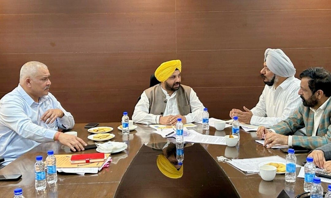 ਲੋਕ ਨਿਰਮਾਣ ਮੰਤਰੀ ਹਰਭਜਨ ਸਿੰਘ ਈਟੀਓ ਵੱਲੋਂ ਵਿਭਾਗ ਨੂੰ ਵਿਕਾਸ ਪ੍ਰੋਜੈਕਟਾਂ ਵਿੱਚ ਪਾਰਦਰਸ਼ਤਾ ਅਤੇ ਗੁਣਵੱਤਾ ਨੂੰ ਯਕੀਨੀ ਬਣਾਉਣ ਦੇ ਨਿਰਦੇਸ਼