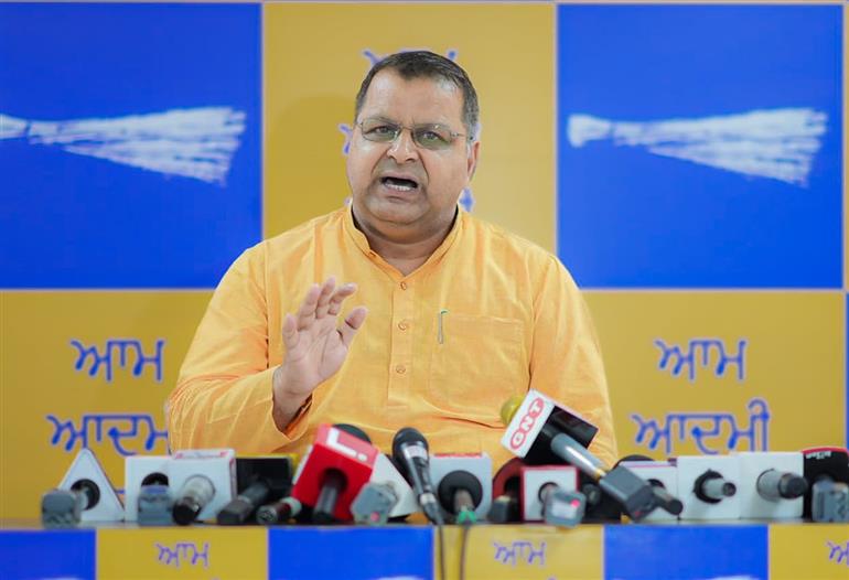 ਆਪ ਆਗੂ ਨੇ ਲੀਡਰਸ਼ਿਪ ਨਿਯੁਕਤੀਆਂ ਨੂੰ ਲੈ ਕੇ ਭਾਜਪਾ ਦੇ ਪਖੰਡ ਦੀ ਨਿੰਦਾ ਕੀਤੀ; ਪੰਜਾਬ ਇੰਚਾਰਜ ਵਜੋਂ ਵਿਜੇ ਰੂਪਾਨੀ ਦੀ ਭੂਮਿਕਾ ‘ਤੇ ਸਵਾਲ ਉਠਾਏ