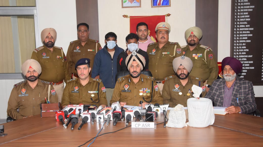 ‘ਯੁੱਧ ਨਾਸ਼ੀਆ ਵਿਰੁਧ’: ਪੰਜਾਬ ਪੁਲਿਸ ਨੇ ਸਰਹੱਦ ਪਾਰ ਨਸ਼ਾ ਤਸਕਰੀ ਕਰਨ ਵਾਲੇ ਗਿਰੋਹ ਦਾ ਕੀਤਾ ਪਰਦਾਫਾਸ਼; 4 ਕਿਲੋ ਹੈਰੋਇਨ ਸਮੇਤ ਦੋ ਕਾਬੂ